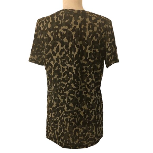 PINK Tee Shirt Women's Size Medium Green Camo Short Sleeve Print V-Neck NWT - Picture 2 of 10